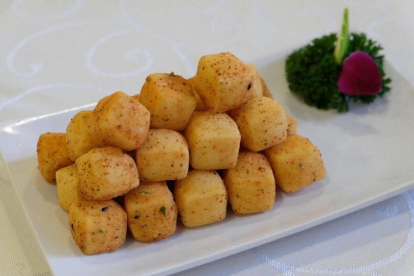 色澤金黃、軟綿口感嘅七味豆腐無論單食或配麵飯，味道也一樣那麼的討好。...