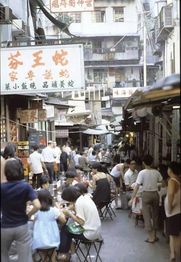 1980年代，香港中環士丹利街的路邊攤...
