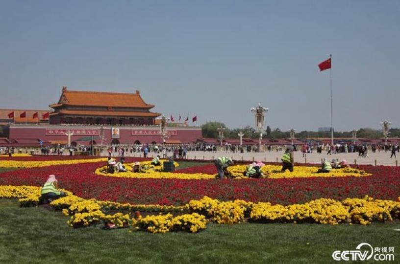 天安門廣場佈置花壇迎“五一”...