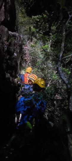 行山避免進入非正式山徑.......