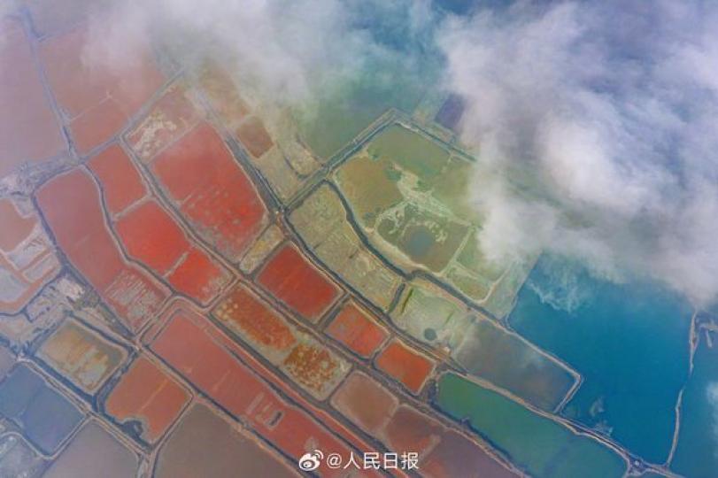 多彩鹽湖遇上了雲海........