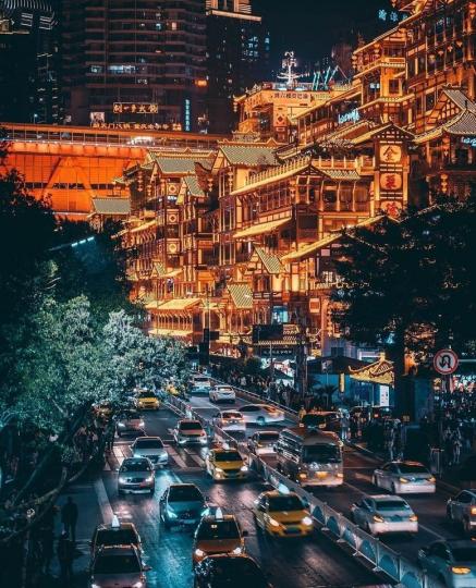 重慶洪崖洞的夜晚明亮又神秘...