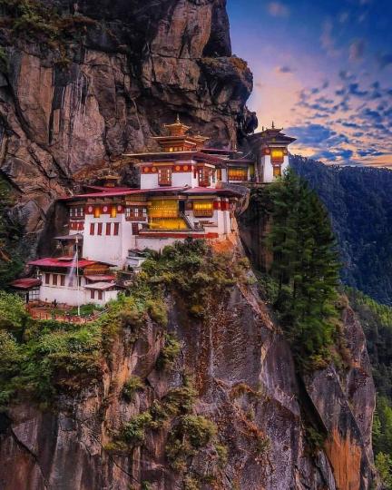 建築在岩壁的傳統寺廟，在微暗日照下顯得特別幽靜...