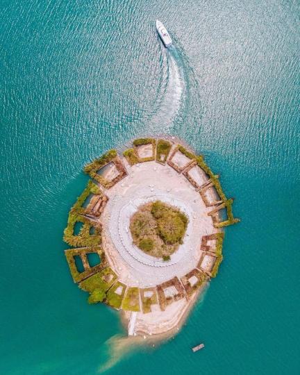 拉魯島為古時候邵族的居住地，後來族人移居則變成如今的湖中小山，尤其空拍時的特別景象，特別令人心動...