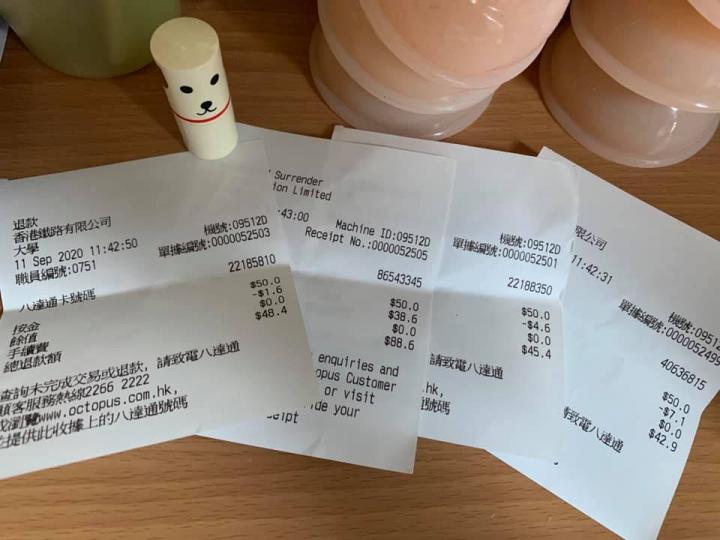 我搵到4張已超過3年冇用的八達通咭，去了火車站客服中心做了退款...
