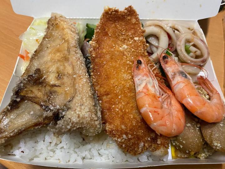 有肉、有蝦、菜滿滿，居然100元不到...