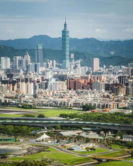 看著台北市的城景，藍天白雲的...