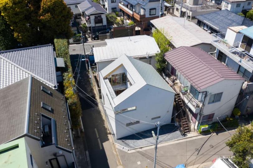 純白房子「屋頂只做一半」讓人納悶...