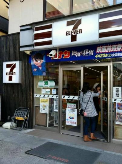 某個國家在特定市鎮，任何連鎖企業的招牌都要換成咖啡色調...