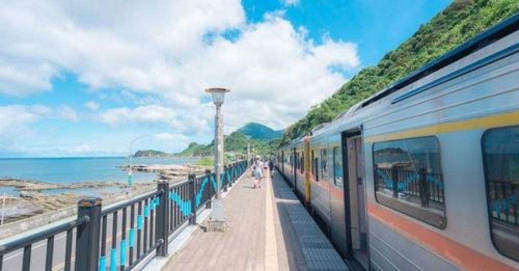 車站沒有屋頂圍牆，一下車就能欣賞滿滿的湛藍海景...