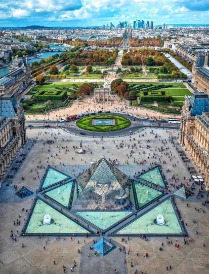 法國巴黎的羅浮宮博物館...