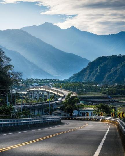 遠看玉山主峰，近看台21線的公路延伸...
