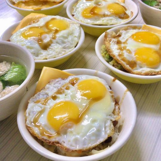 滷肉飯+半熟蛋和融化起司真的是絕配組合...