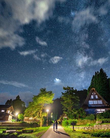 清澈的夏天夜空乾淨又深邃...
