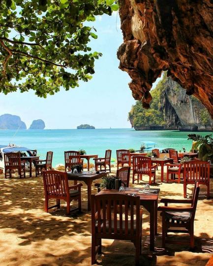 浪漫又神祕的岩石餐廳藏身海灘上...
