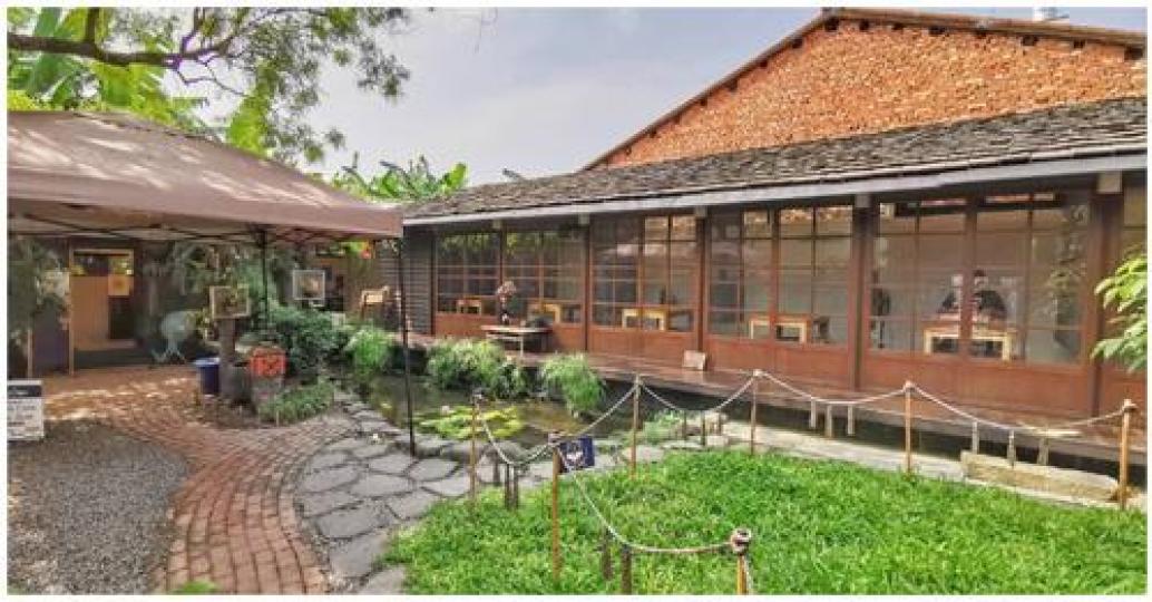 沒想到古色古香的建築竟然是一間平價麵店...