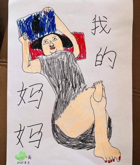 兒子畫出「媽媽在家的醜態」寫實又傳神...