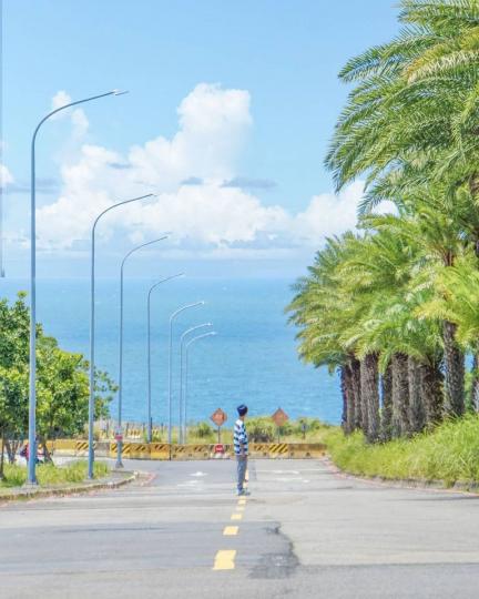 筆直「絕美藍海公路」美到宛如電影海報...
