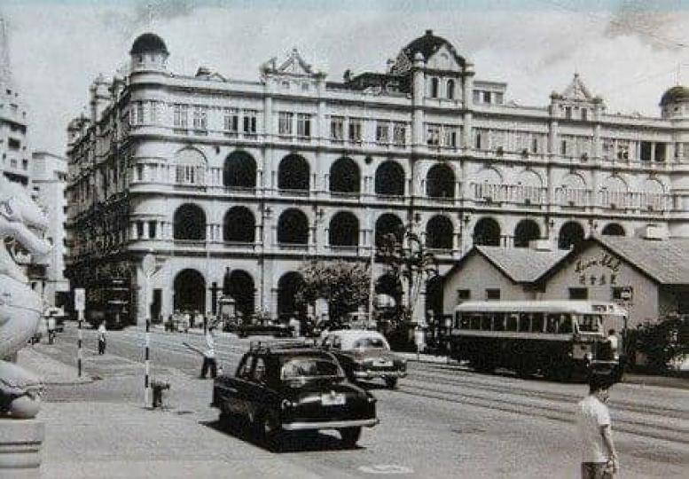 1953 中環德輔道中、銀行街 交界 .  圖右的小屋是 「更生會所」 的辦公室...
