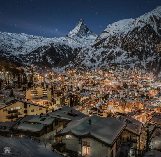 瑞士策馬特的馬特洪峰山下夜景...