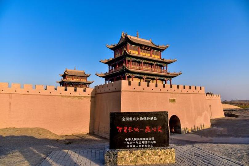 長城高與白雲齊，一躡危樓萬堞低...