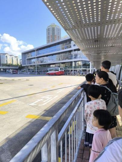 搭免費深中通道巴士......