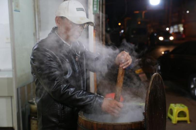 老漢賣羊骨頭粥吸引外地食客前來品嚐...
