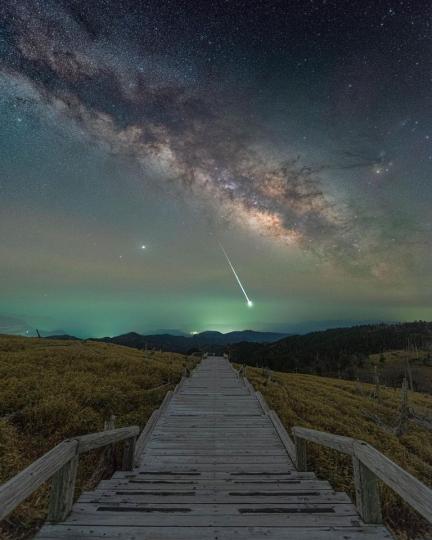 在三重縣大台原山上，遙看天空中的燦爛星空...