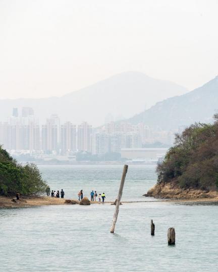 陰澳最為人熟知的是「水上木頭」。幼時乘機鐵越過陰澳已覺奇怪:何以此處水上插有木頭?長大後才知上世紀中香港木業興旺,從東南亞運來大量木頭。... 陰澳最為人熟知的是「水上木頭」。幼時乘機鐵越過陰澳已覺奇怪:何以此處水上插有木頭?長大後才知上世紀中香港木業興旺,從東南亞運來大量木頭。...