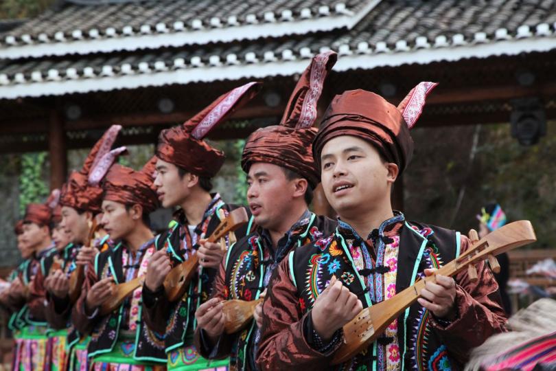 侗族男子正在彈奏小琵琶（武仲林／攝）...