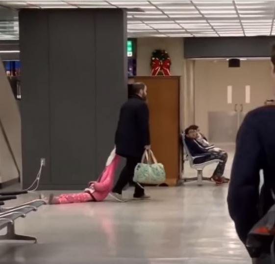 女兒躺在地上耍賴不走！...