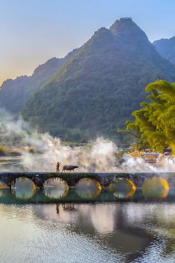 「鵝泉古橋」有著青山環繞的古橋畫面...