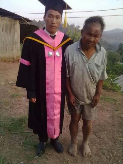 畢業生兒子揪老爸留下合照...