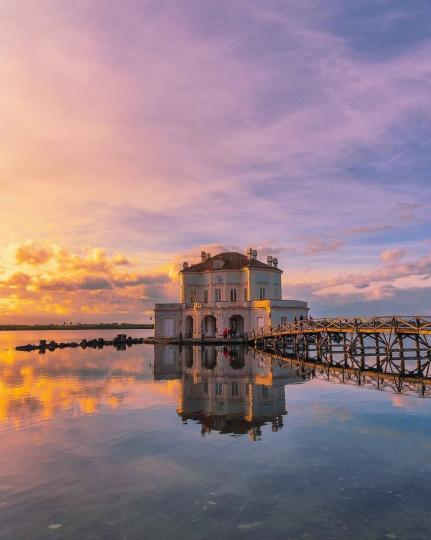 坎帕尼亞湖中的可愛小屋Casina Vanvitelliana...
