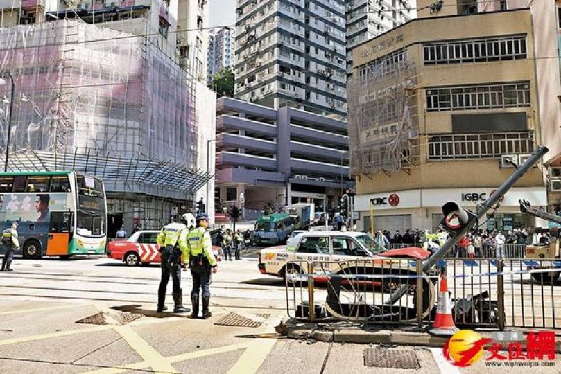 落斜失控「打保齡」　的士撞飛3路人...