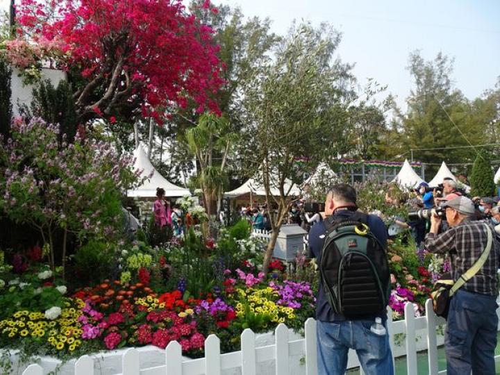 朝九晚九，維多利亞公園，成人$14，六十歲$7入場...