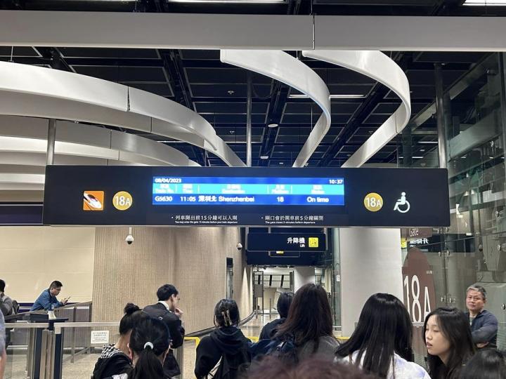 西九龍往深圳北站！車費85蚊..用trip.com上網訂飛收多18蚊一張飛服務費！...