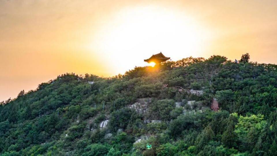 山東濟南：夕陽映照千佛山景區...