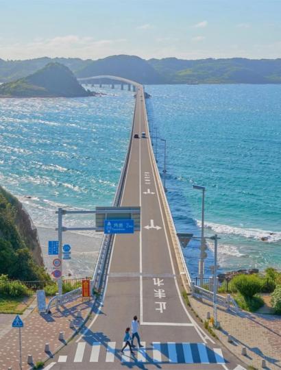 筆直公路延伸進湛藍海面 ......