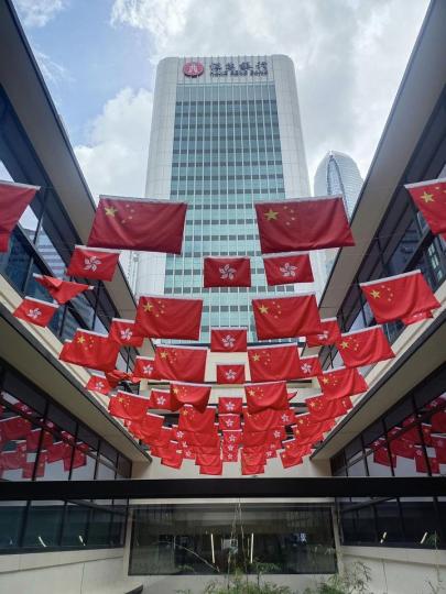 香港街頭旗海飄揚，到處洋溢着節日的氣氛。...