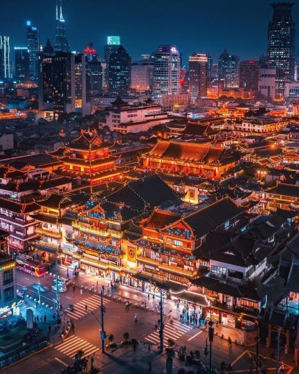 上海的夜晚充滿神秘感...
