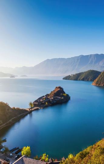 雲南瀘沽湖 · 水天一色湖山遠...