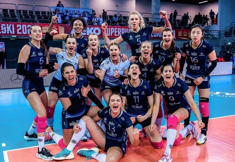 中國女排二傳丁霞效力的
🇵🇱Grupa Azoty Chemik Police問鼎冠軍...