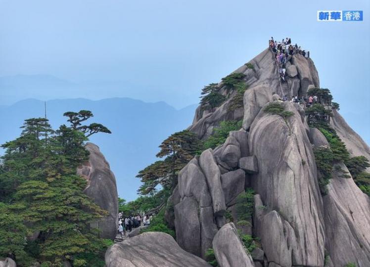 安徽黃山三大主峰之一的天都峰...