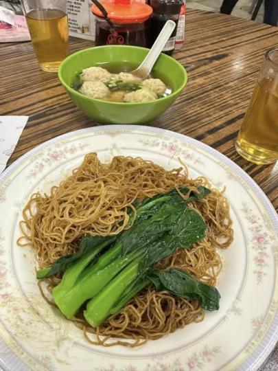 石塘咀街市熟食中心的權記雲吞麵...