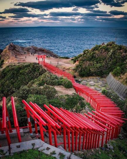 沿海山邊往上延伸，通過123座壯觀美麗的鳥居路...