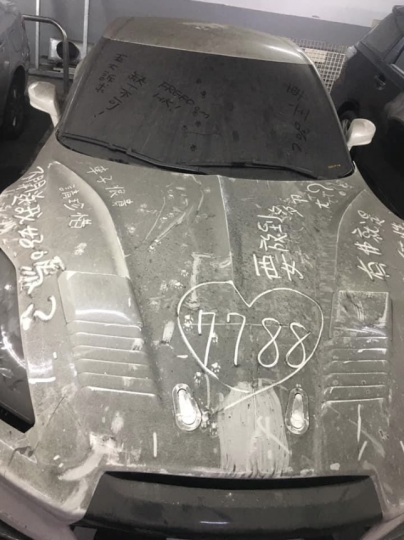 停車場驚見「高級跑車放到長灰塵」...