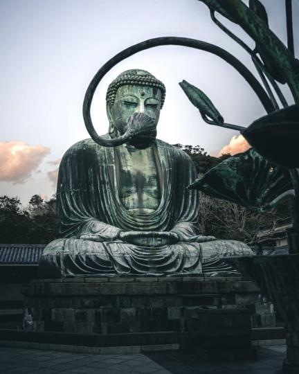 遠遠看佛祖像戴起了口罩...