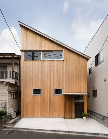 街道上出現「斜角屋頂夾層屋子」超奇怪...