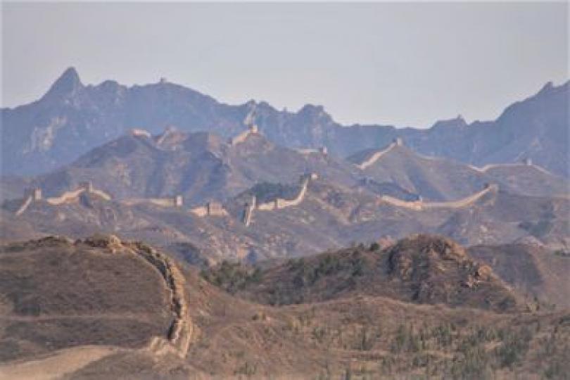 箭扣那段長城遺跡盤踞在山巒之間~...